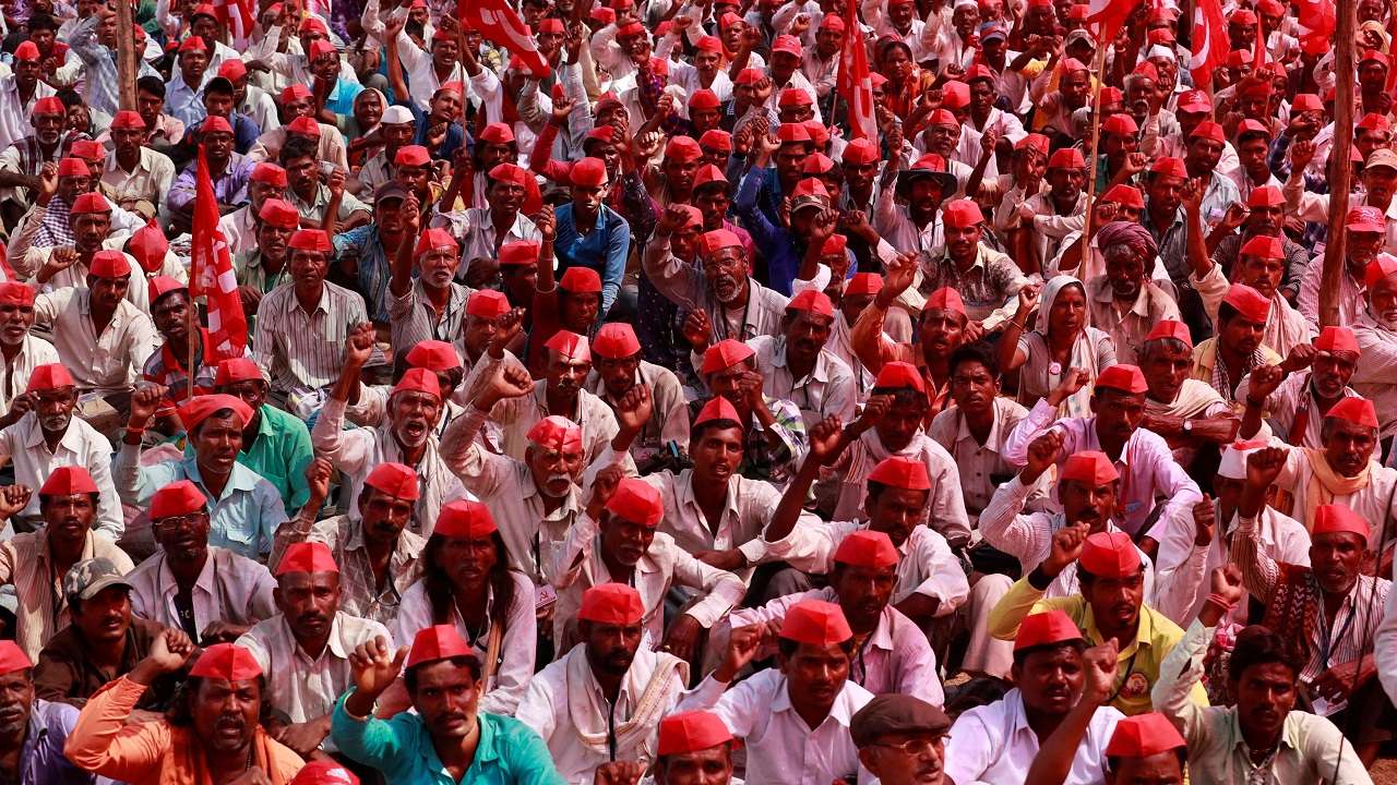Farmers protesting in Mumbai's Azad Maidan under AIKS