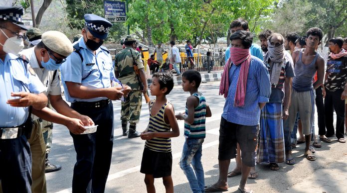 Social media comes up to applaud the braveheart cops of our nation, refers to them as the 'Coronavirus warriors.'