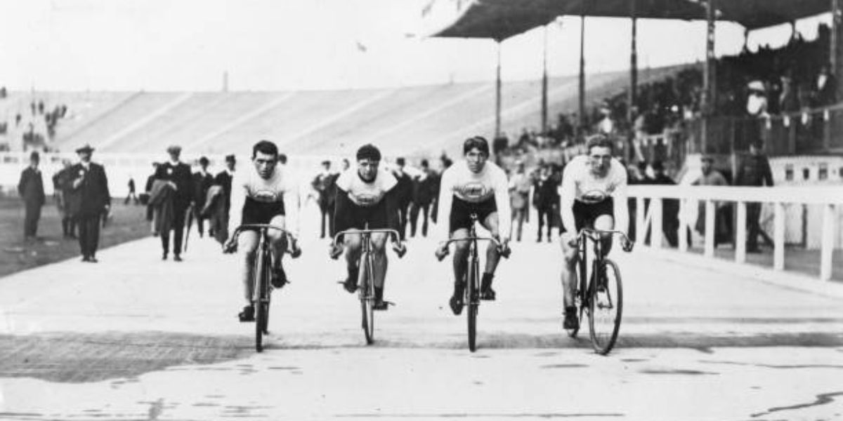 British Cycling Pursuit Team Captured in a Heartwarming Picture