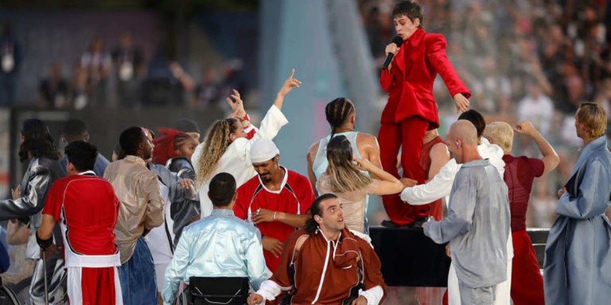 Christine and the Queens Perform